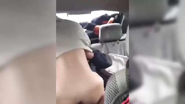 Муж снял как его киргизская супруга скачет на члене любовника в машине
